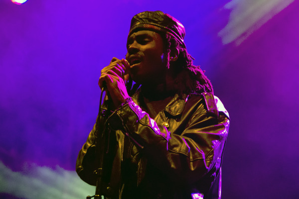 Puro groove o show do Dev  Hynes e o seu Blood Orange, incluindo a namo Samantha Urbani. Foto Xarlene