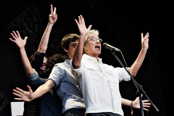 Caetano Veloso trouxe o cheiro de casa com repertório cheio de clássicos intercalado com Abraçaço. Foto: Eric Pamies