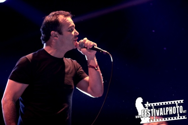 O Future Islands fez a música do ano e estourou o frontman do ano Samuel Herring, a graça do show reside exclusivamente nele. Foto: festivalphoto