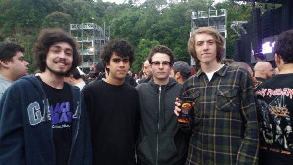 Cainã (segundo da direita para esquerda) no show com amigos.